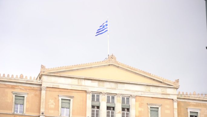 希腊雅典希腊议会顶部的希腊国旗
