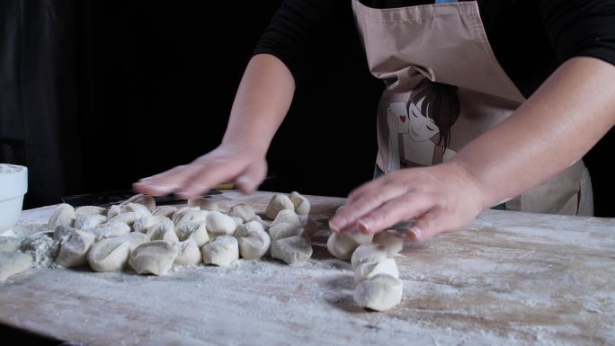 擀饺子皮过年擀面杖包饺子妈妈的味道29