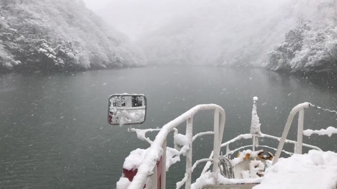 日本富山黑部峡谷轮渡船行雪景