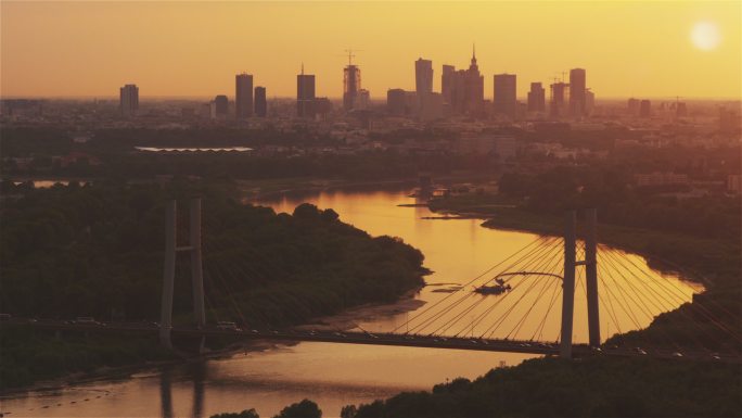 日落后的大桥鸟瞰图。维斯图拉河和遥远的华沙天际线