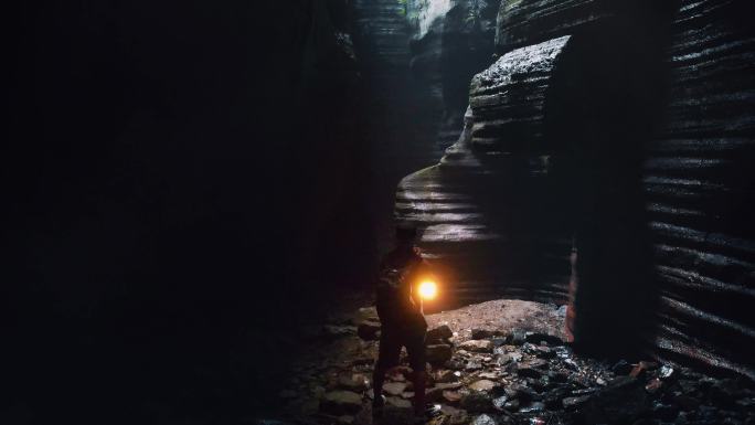 一个人在洞穴探险