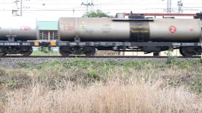 一列在铁轨上行驶的油轮列车侧面的特写镜头。