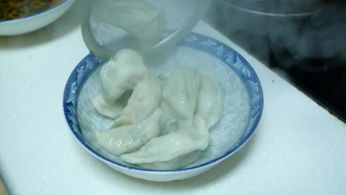 饺子刚出锅装碗里吃饭