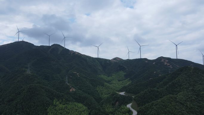 高山上的风力发电机