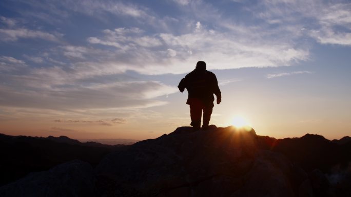 登上山巅张开双臂拥抱太阳 夕阳剪影