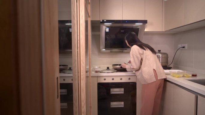 女人在厨房做菜