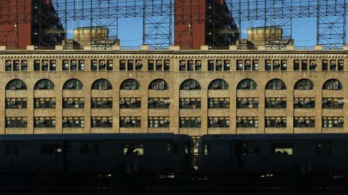 地铁列车大楼立面地铁列车驶过纽约建筑