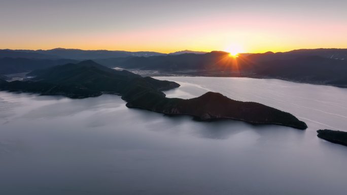 日出时分，泸沽湖依然漆黑