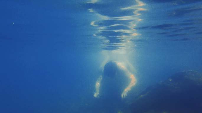 夏天在小河游泳