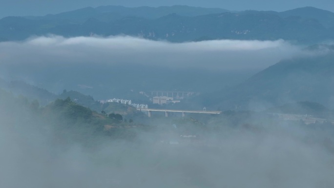 航拍山中的公路