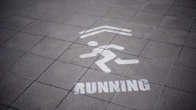 街道上的跑步标志指标