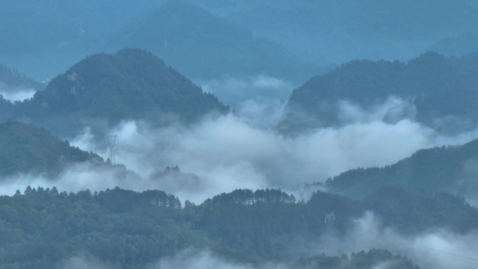 山中的高压线塔