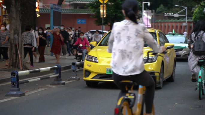 广州黄色出租车在街道