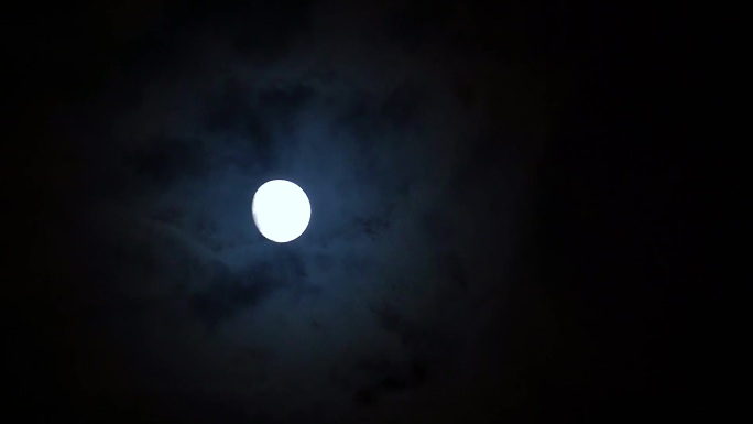 夜晚穿过云层的月亮