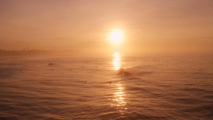 飞向夕阳：斯里兰卡冲浪场景