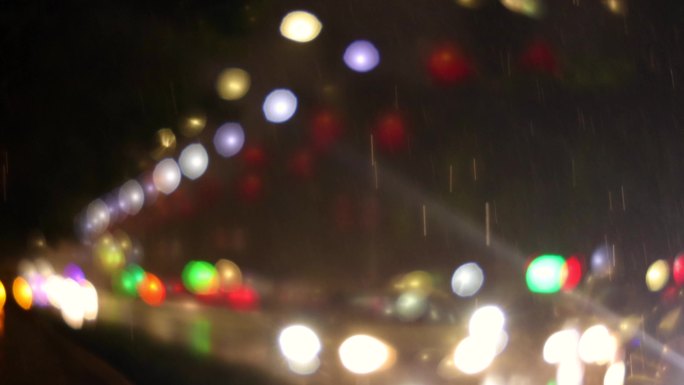 城市雨天行车城市雨天车流车辆雨中行驶