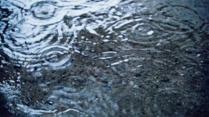 下雨意境雨滴树叶特写小区人物打伞阴天惆怅