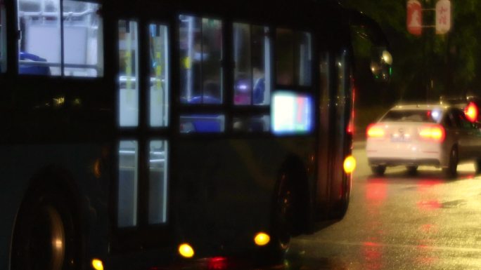 路人深夜雨中上下末班车公交车