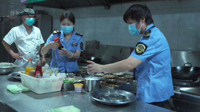 市场监督人员检查食堂饭店后厨