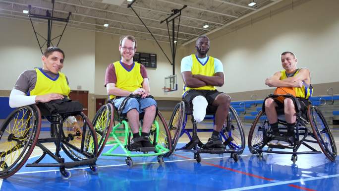 轮椅篮球队残疾人投篮不服输毅力坚强