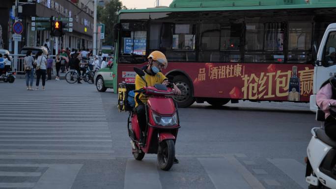 外卖骑手送餐骑电动车