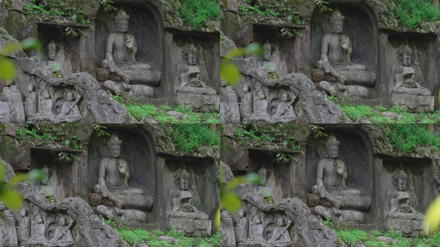 中国杭州灵隐寺石窟中的石佛雕像。