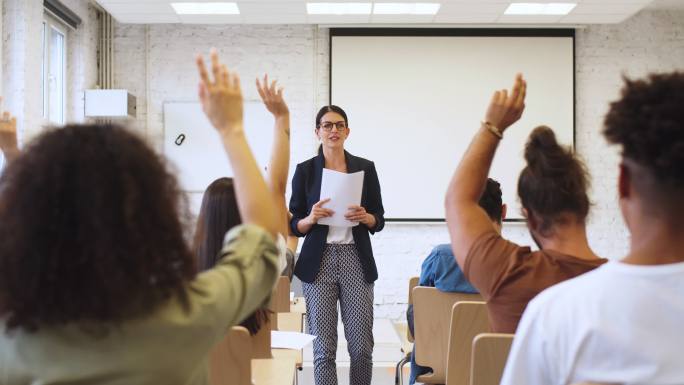 女教授回答学生提问