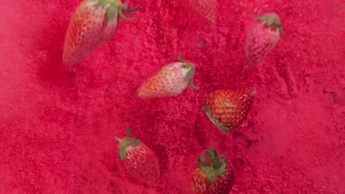 草莓 缤纷粉末炸开 创意广告
