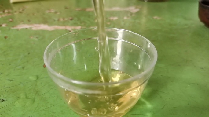 冲茶 饮茶 茶盅 茶几 绿茶水 冲茶水