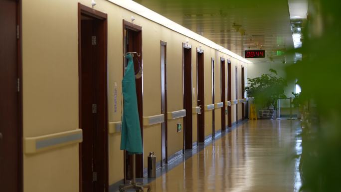医院住院部走廊过道扶手装修绿植灯光实拍