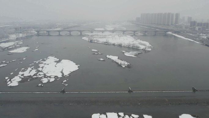 冬日江面雪景航拍唯美清冷素材