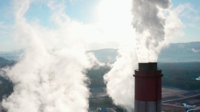鸟瞰发电厂巨大烟囱，在蓝天上缓缓升起