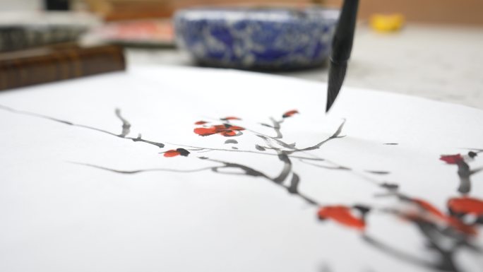 画家用毛笔画水墨中国画梅花梅树实拍原素材