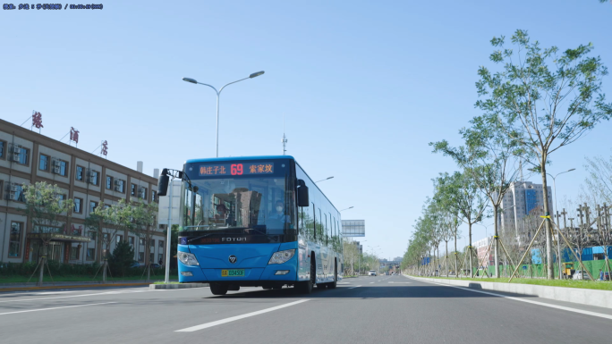 北京市区公行驶的公交车