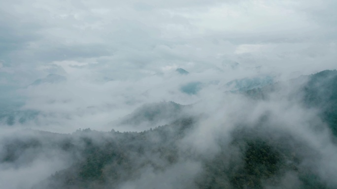 雨雾缭绕的大山