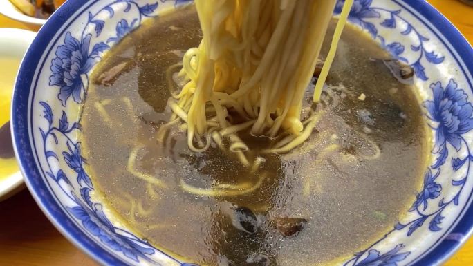 菌汤面红油面筷子夹面慢动作