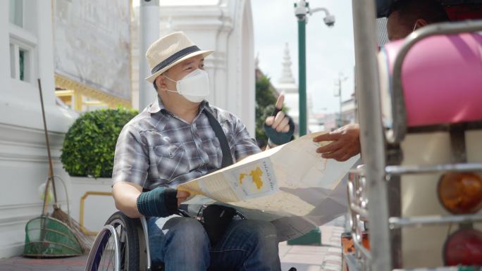 曼谷概念轮椅旅游地标。亚洲男性游客乘坐传统的公共推土车旅行。