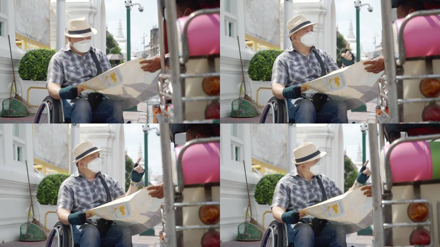 曼谷概念轮椅旅游地标。亚洲男性游客乘坐传统的公共推土车旅行。