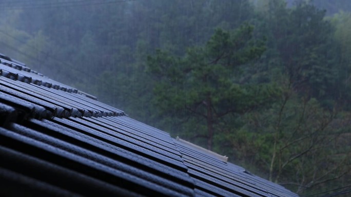 山村下雨农村下雨高山下雨