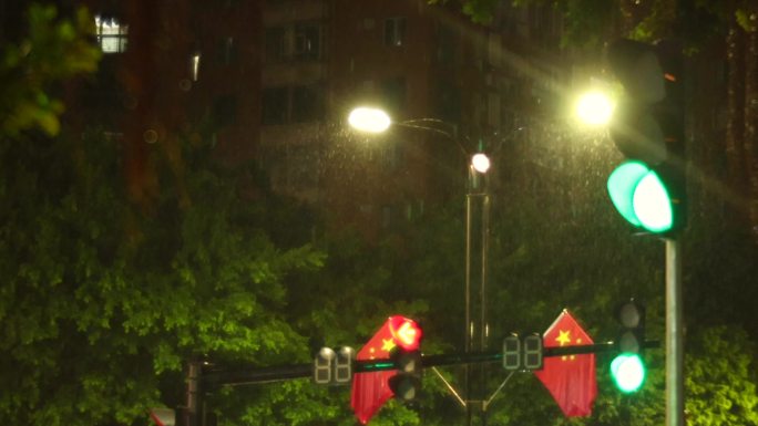 城市雨天红绿灯路灯街灯马路细雨绵绵