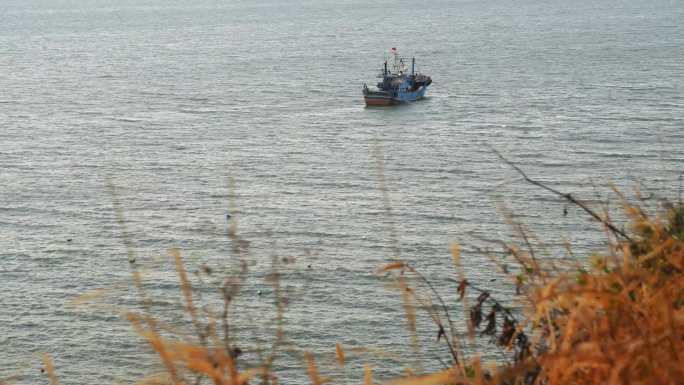 秋天海边渔船海面秋意湖边湖面湖水海水水面