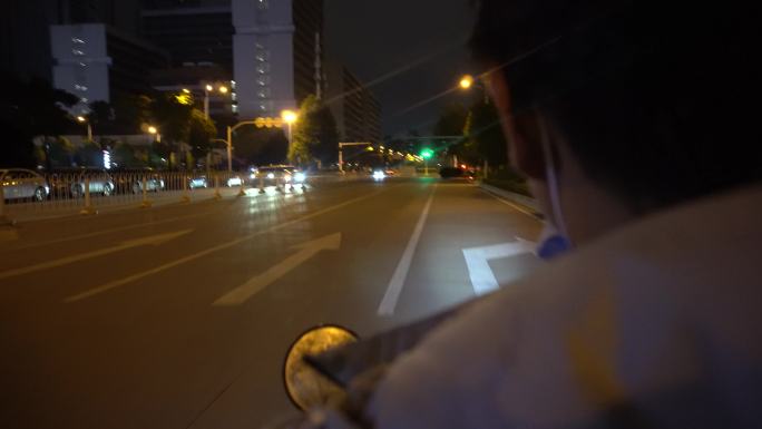 电动车夜晚城市社区街道骑行后座视角