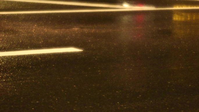 城市雨天行车路灯车辆雨中行驶