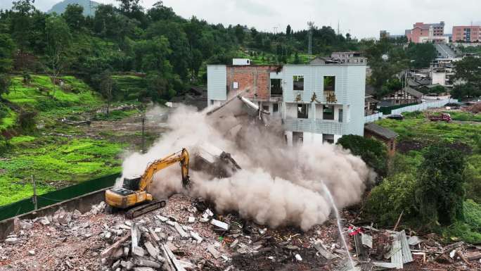 城市发展老城区拆迁挖掘机作业拆除楼房