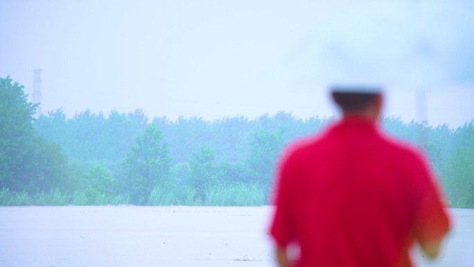 雨中打伞背影