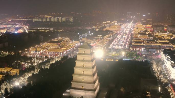 中国西安大雁塔景区和城市夜景鸟瞰图