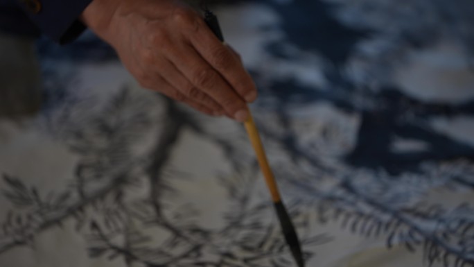 画家手拿毛笔画水墨中国画山水树实拍原素材