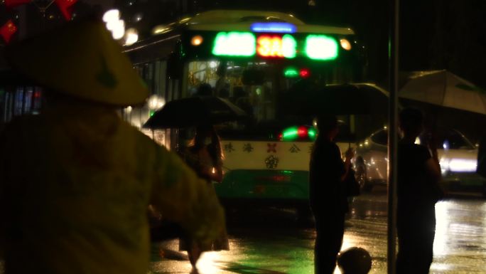 晚班公交车深夜行人雨中上公交车
