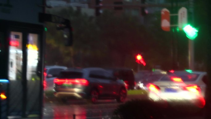 城市雨天行车 城市雨天车流 下雨中