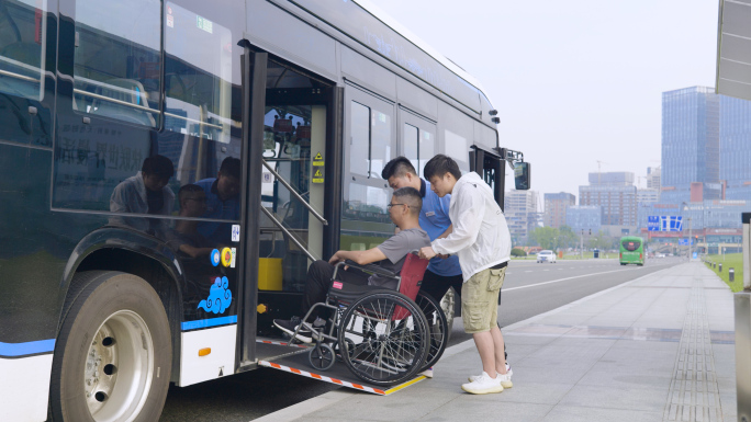 坐轮椅的乘客-乘坐公交车